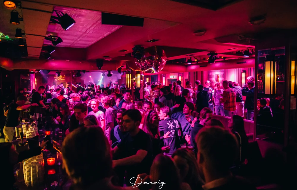Mensen dansend in een club